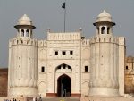 Who Build Shahi Qila in Lahore