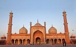 Who build Badshahi Mosque in Lahore