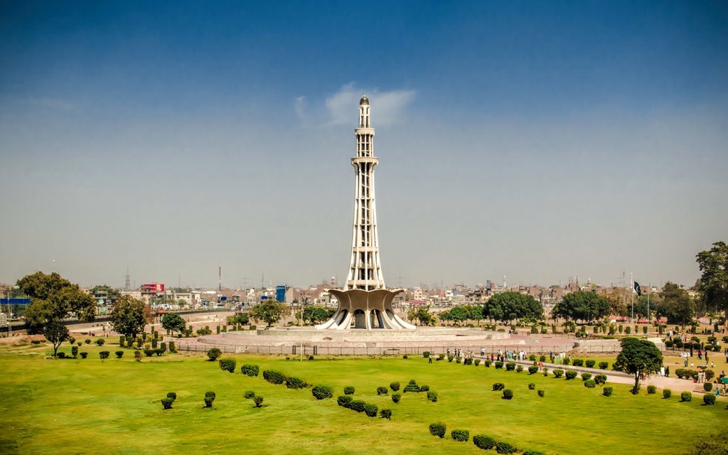 Who laid the Foundation of Minar e Pakistan